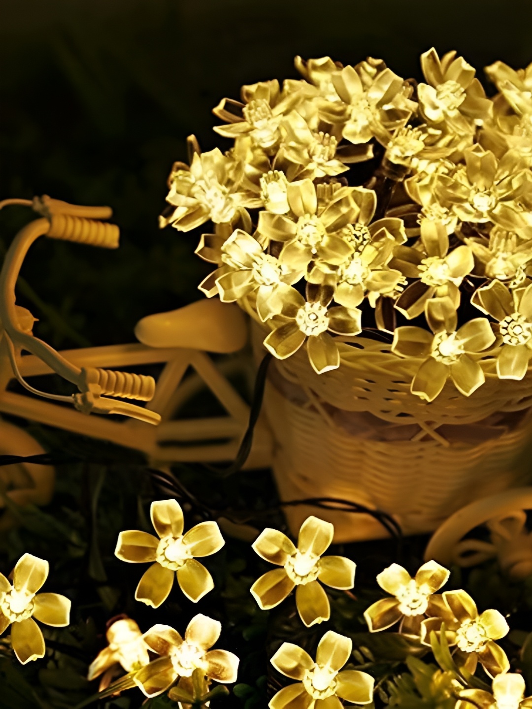 

ENORMITY Gold Toned Flower-Shaped String Lights