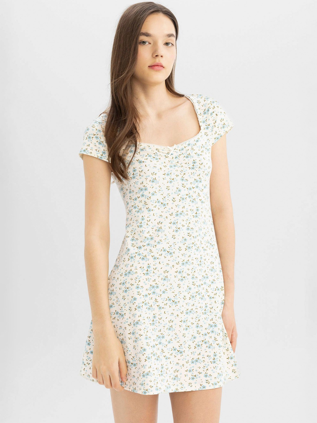 

DeFacto Women Floral Prin Sweetheart Neck Mini Sheath Dress, White