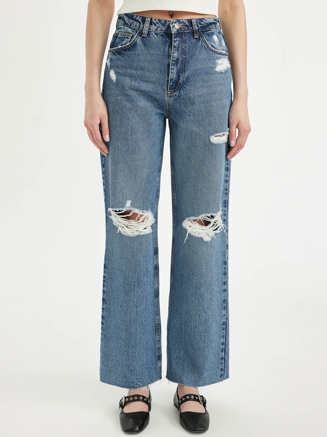 

DeFacto Women Light Fade Regular Fit Mid Rise Mildly Distressed Jeans, Na