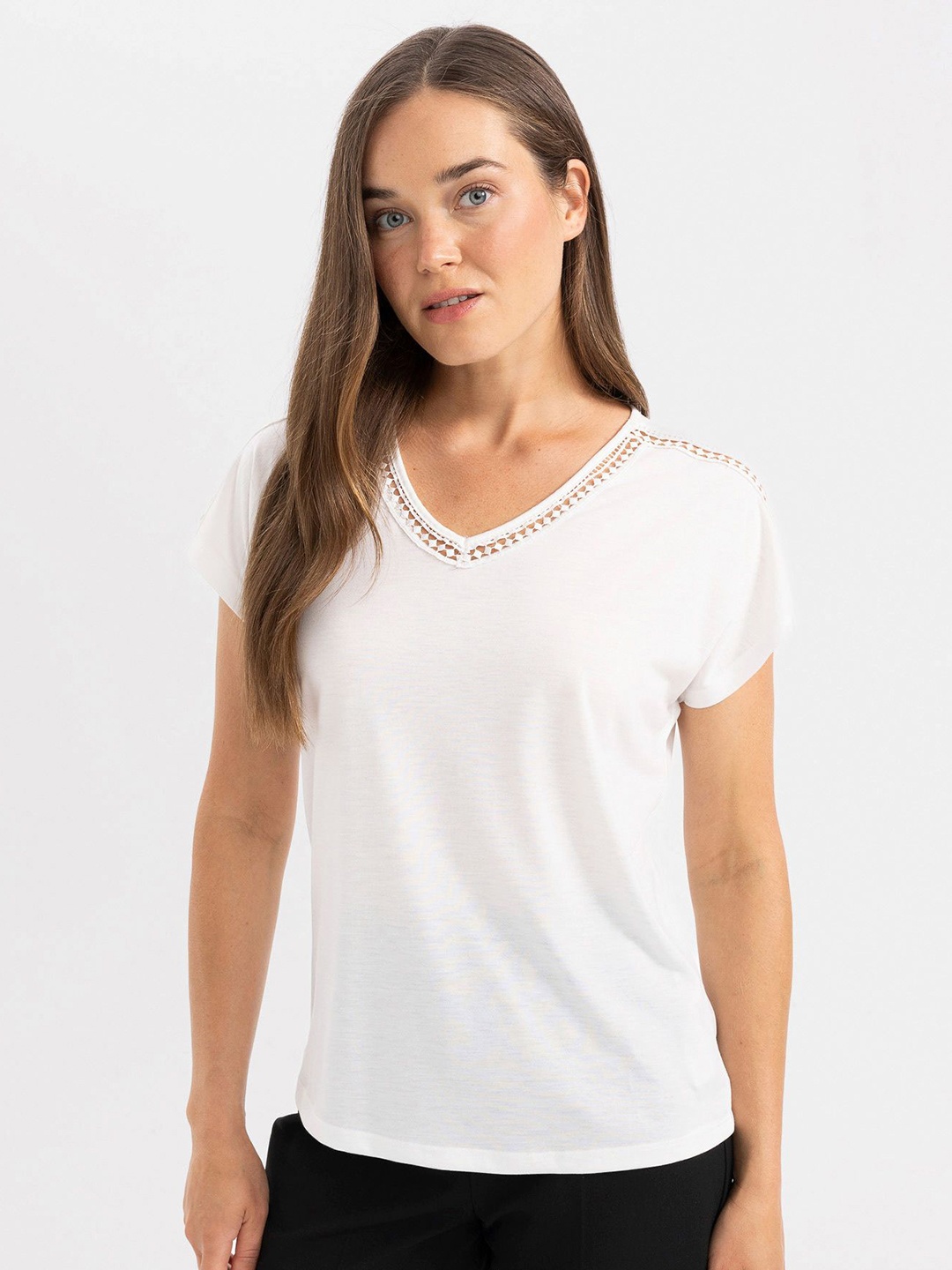 

DeFacto Women Solid V-Neck Regular Fit T-shirt, Na