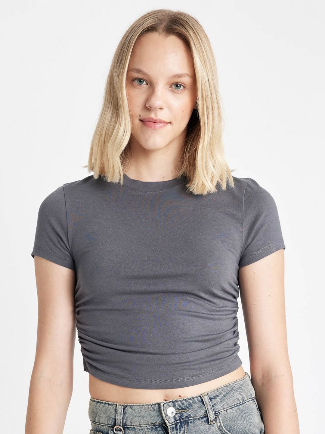 

DeFacto Women Solid Crop T-shirt, Na
