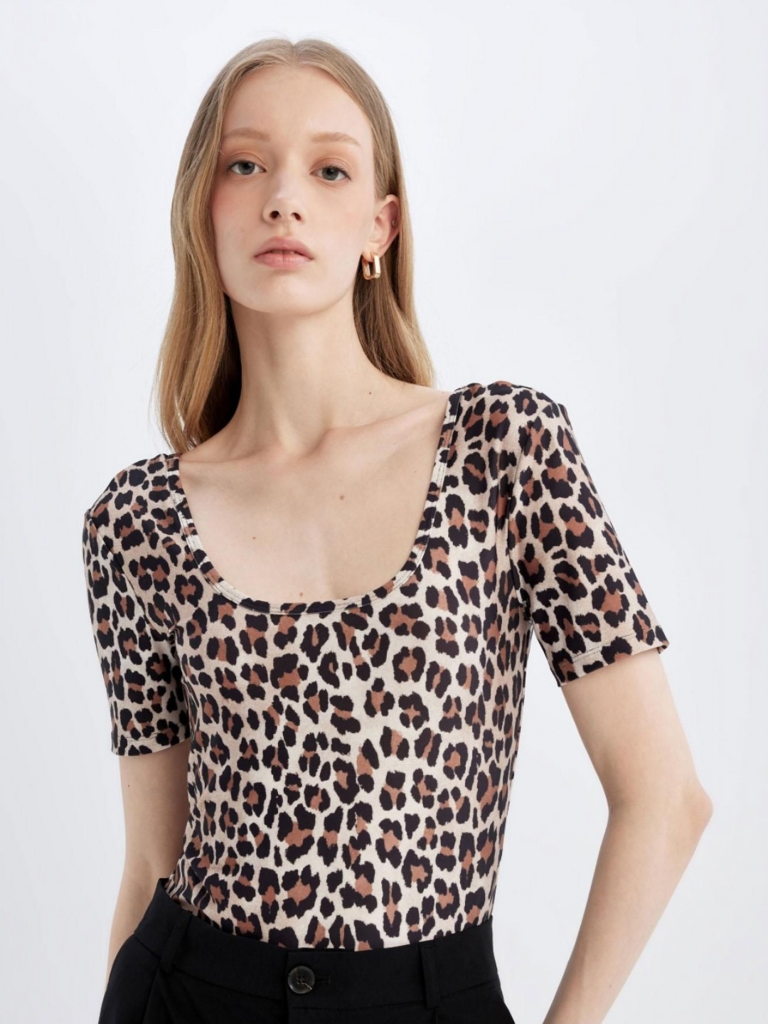 

DeFacto Women Animal Printed Short Sleeves Round Neck Pockets T-shirt, Na