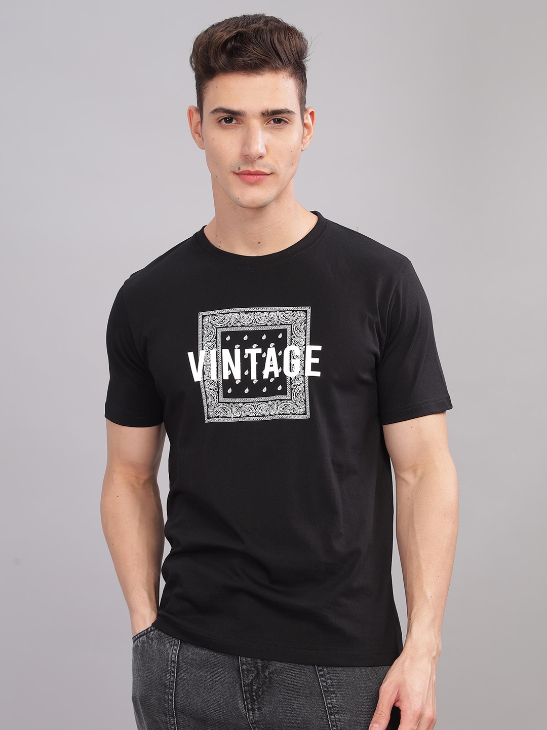 

TOMHIDDLE Men Typography Printed Round Neck Applique T-shirt, Black