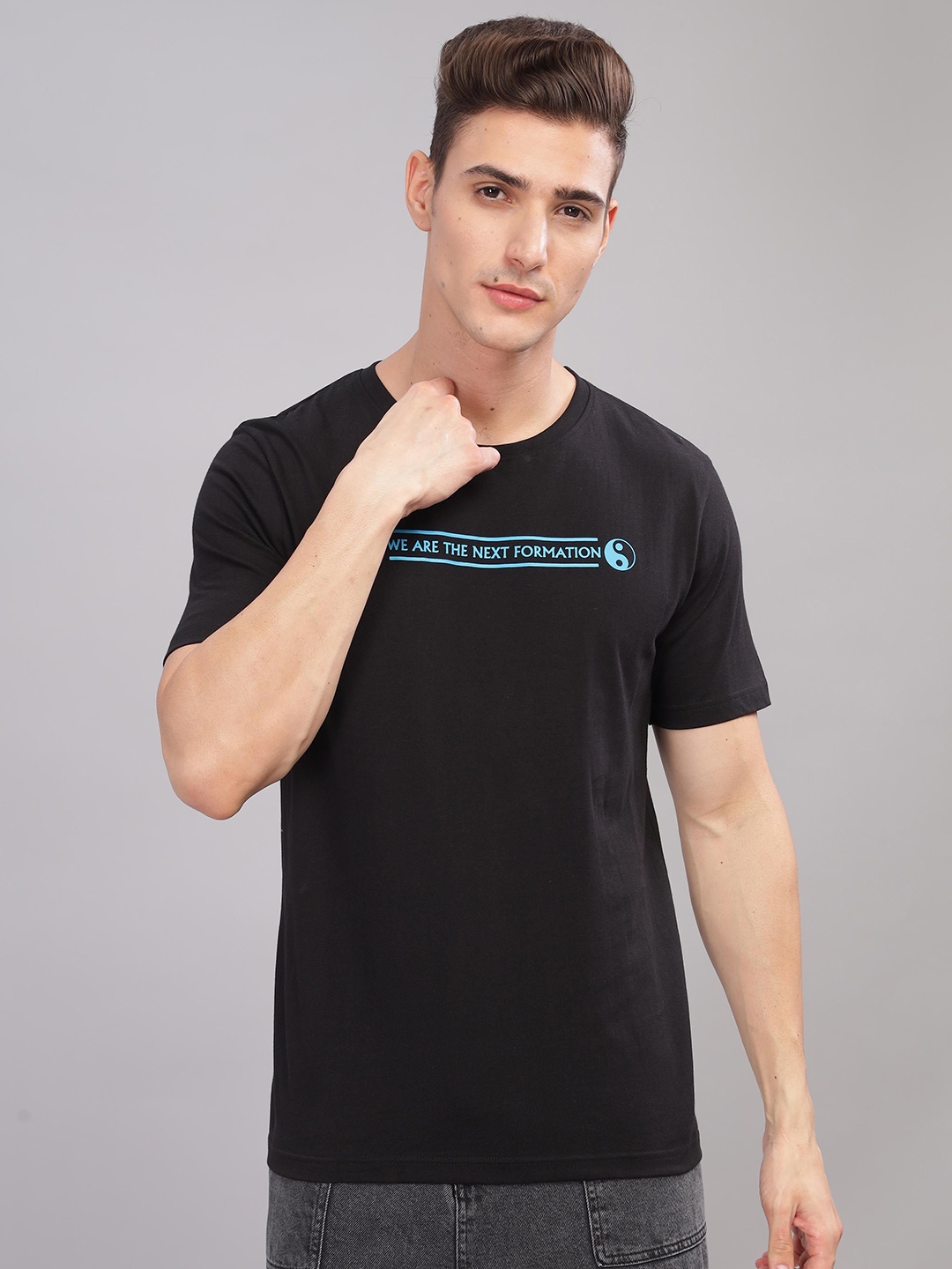 

TOMHIDDLE Men Typography Printed Round Neck Regular Fit T-shirt, Black