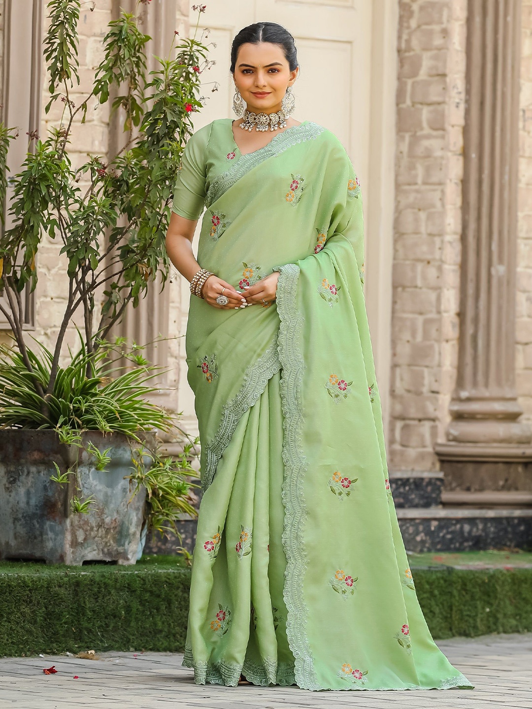 

MySilkLove Ethnic Motifs Embroidered Saree, Green