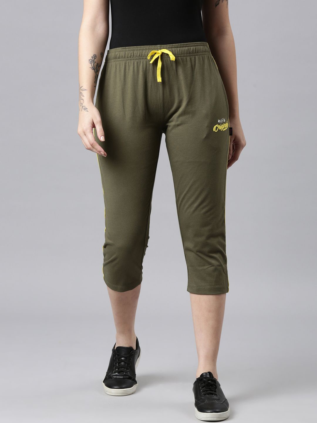 

Levis Slimz Women Cotton Printed Drawstring Capris with Side Pockets, Green