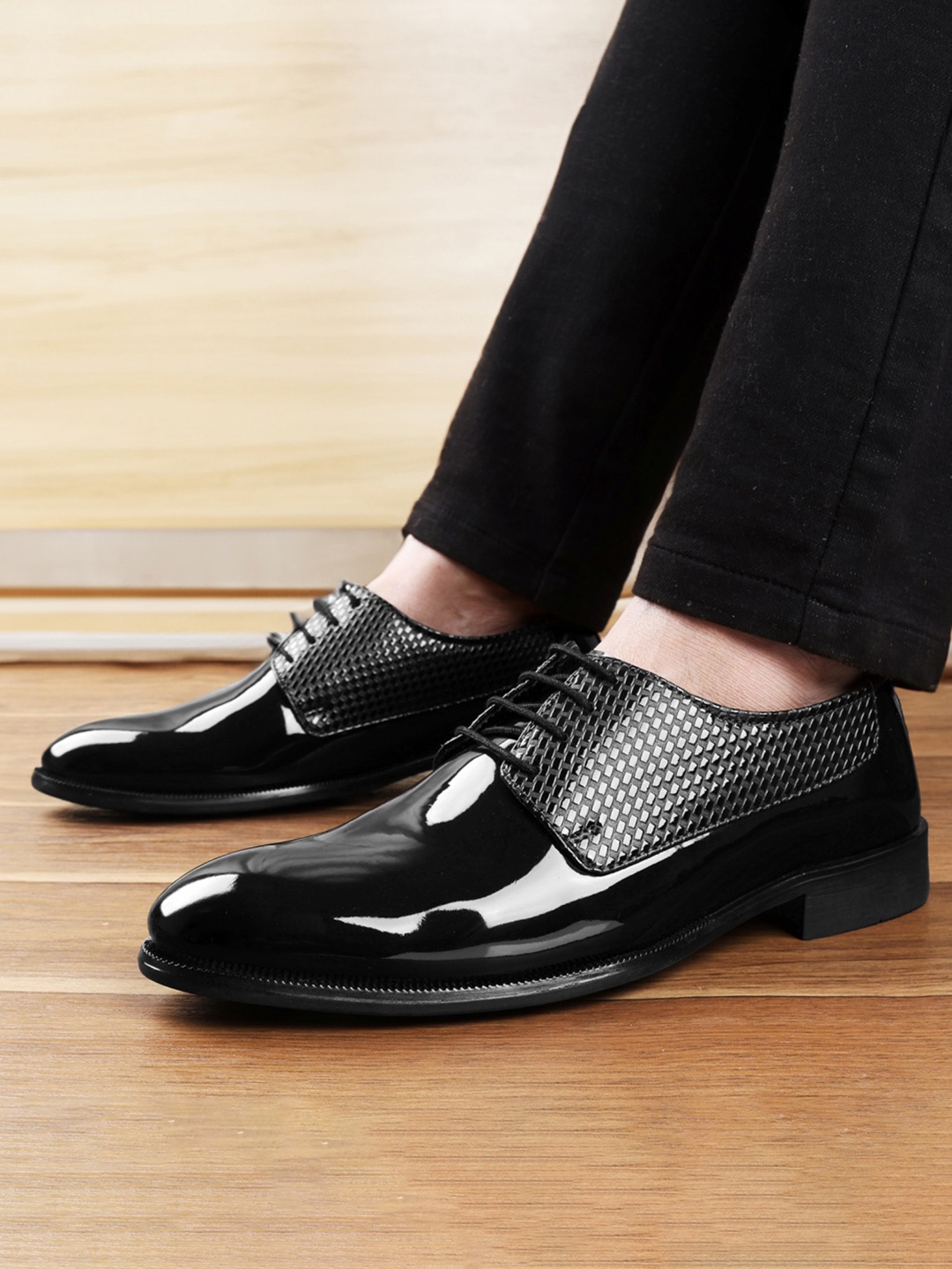 

INVICTUS Men Textured Formal Derbys Shoes, Black