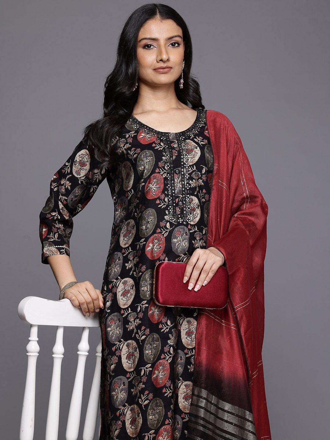 

Varanga Floral Embroidered Sequinned Kurta With Trousers & Dupatta, Black