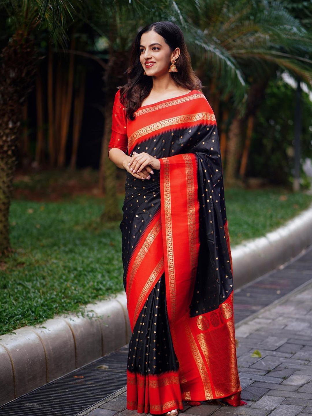

revika Zari Woven Polka Dot Pure Silk Kanjeevaram Saree, Black