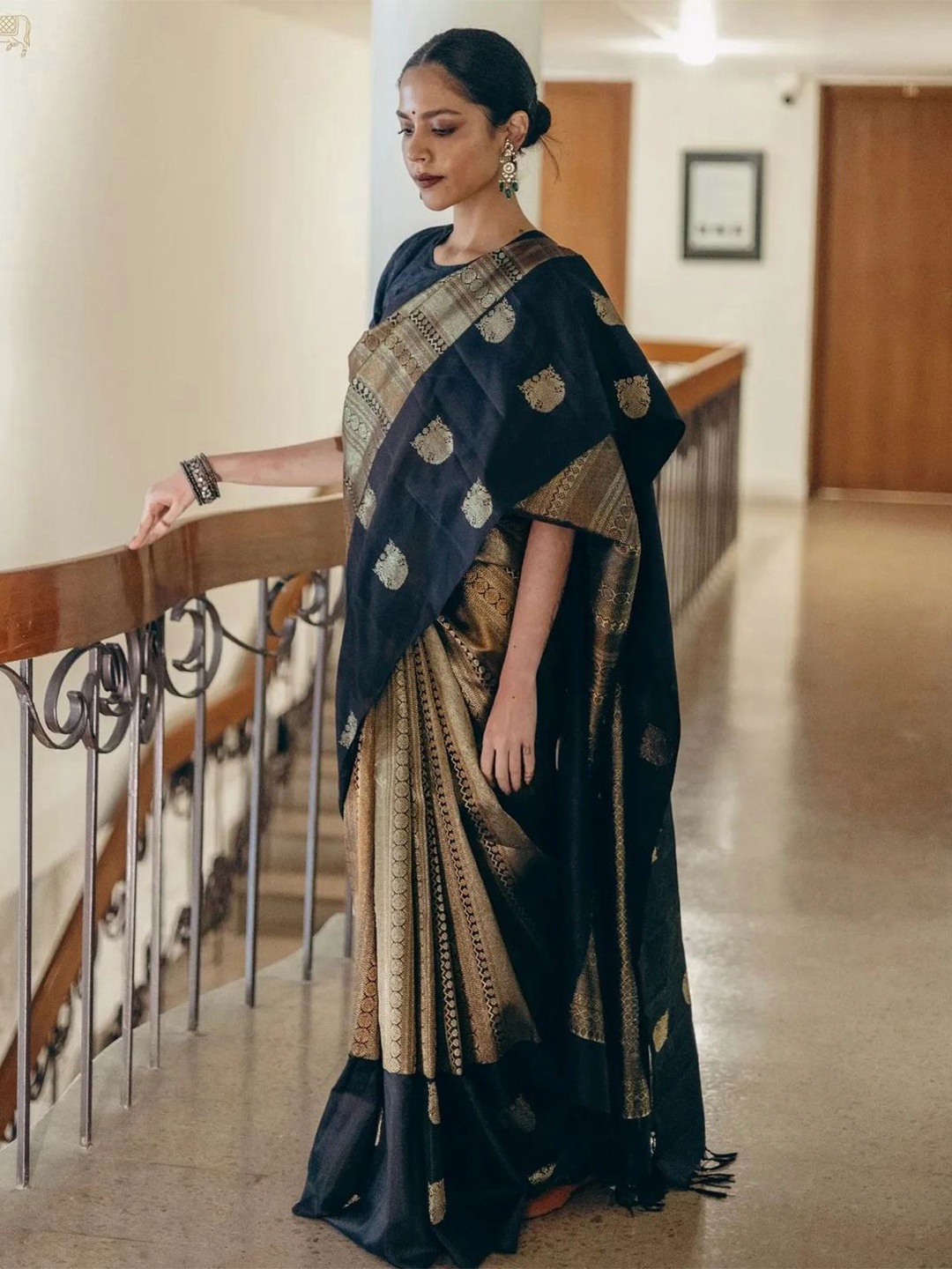 

revika Ethnic Motif Striped Pure Silk Kanjeevaram Saree, Black