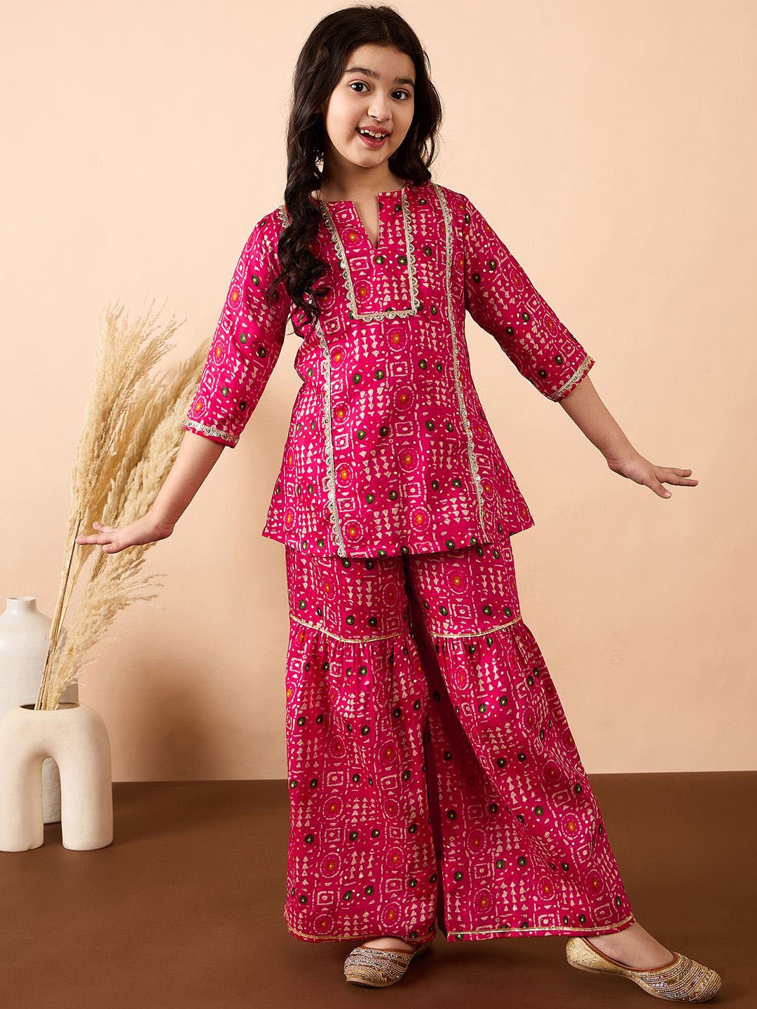 

Stylo Bug Girls Printed Notch Neck Gotta Patti Pure Cotton Straight Kurti With Sharara, Magenta