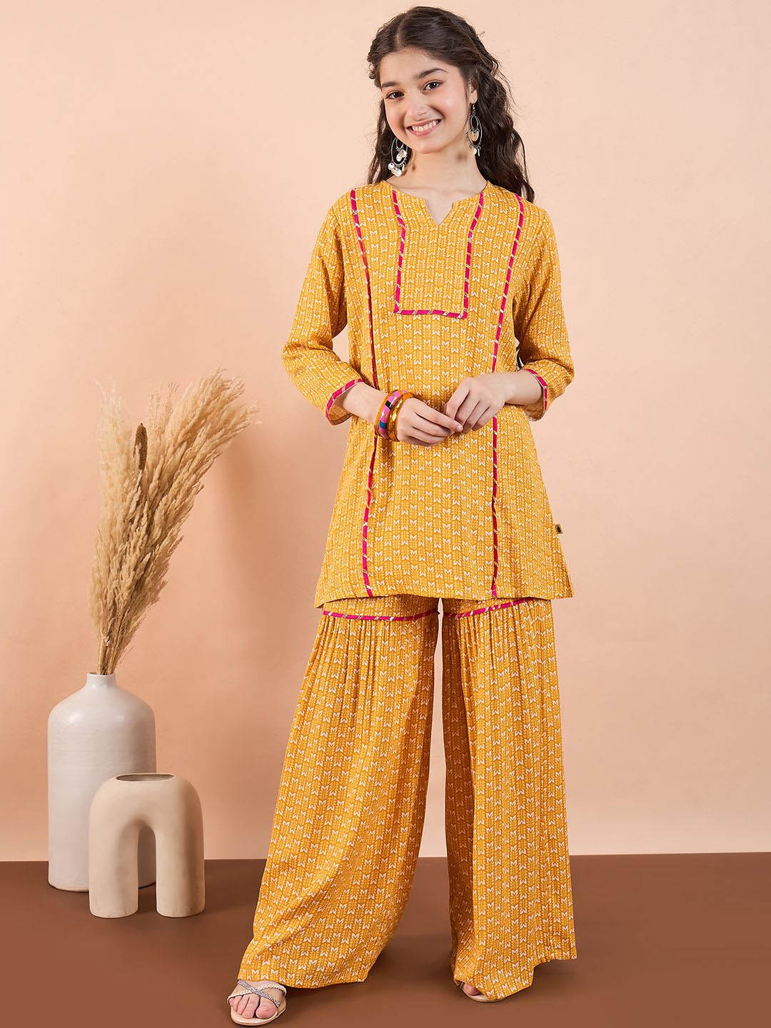 

Stylo Bug Girls Girls Floral Printed Notch Neck Straight Kurta With Sharara, Yellow