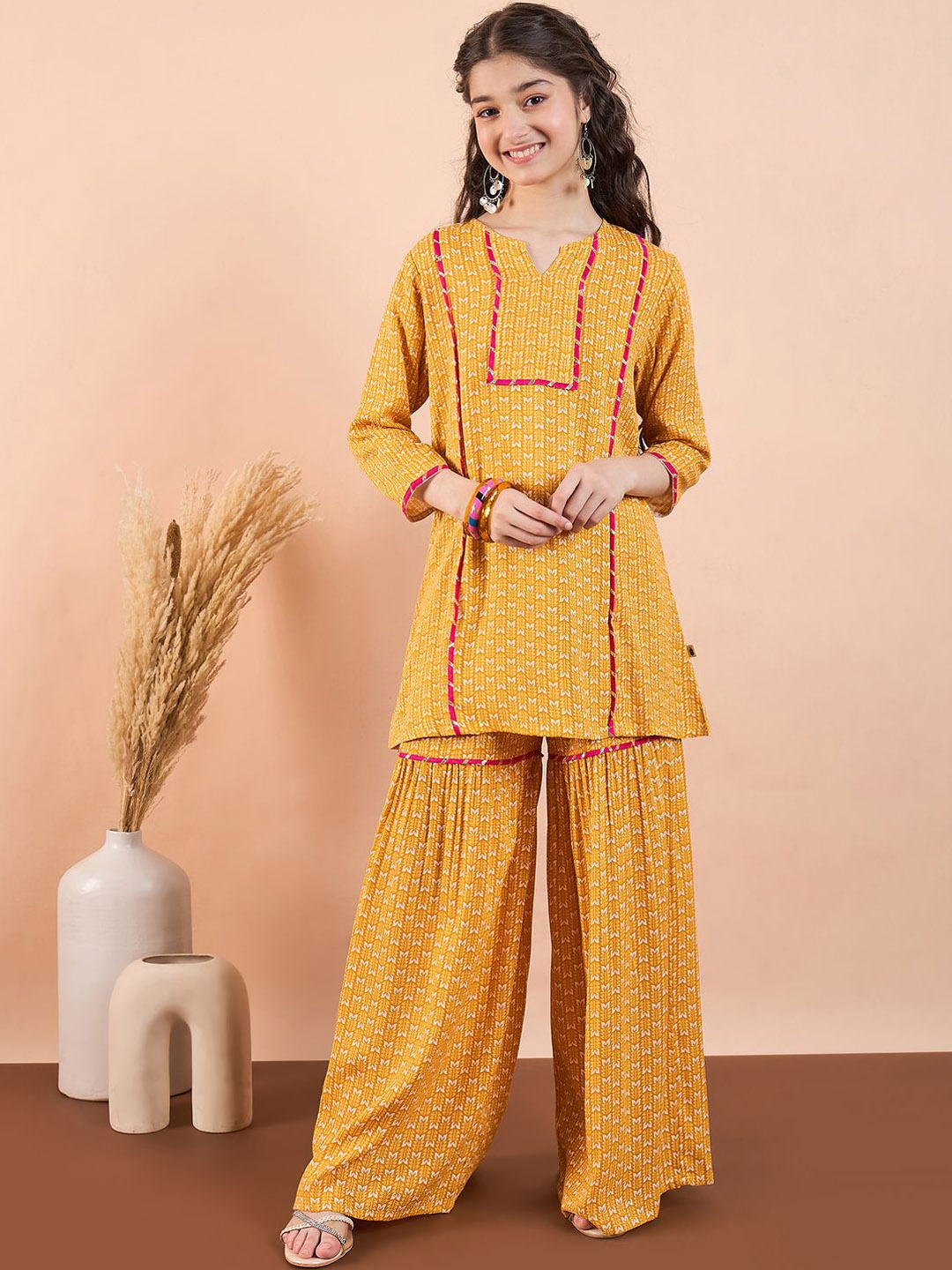 

Stylo Bug Girls Floral Printed Notch Neck Straight Kurta With Sharara, Yellow