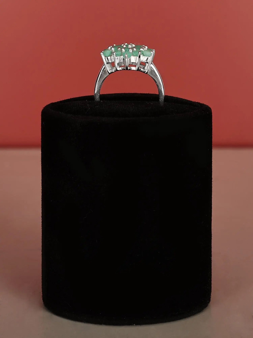 

Exotic India Emerald Gemstone Flower Design Sterling Silver Ring
