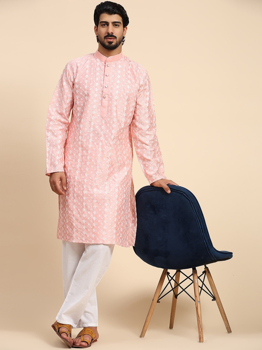 

Enciger Embroidered Mandarin Collar Kurta with Pyjamas, Pink