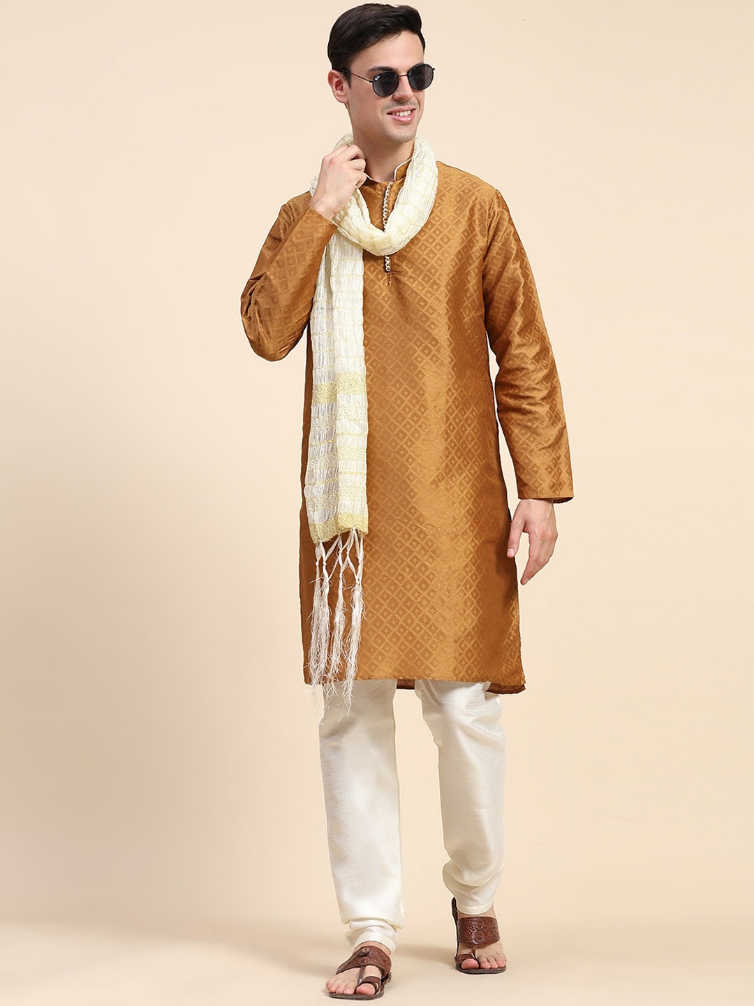 

Enciger Ethnic Motifs Mandarin Collar Kurta with Pyjamas, Brown