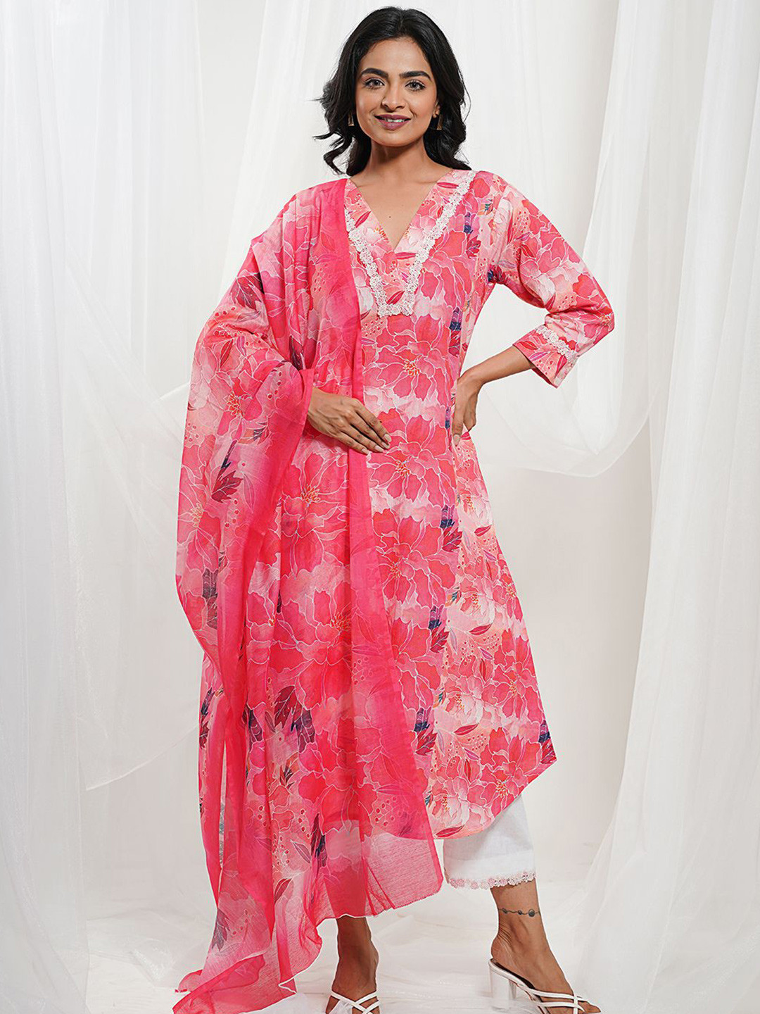 

THE SAFFRON SAGA Floral Printed Kurta Sets With Dupatta, Pink