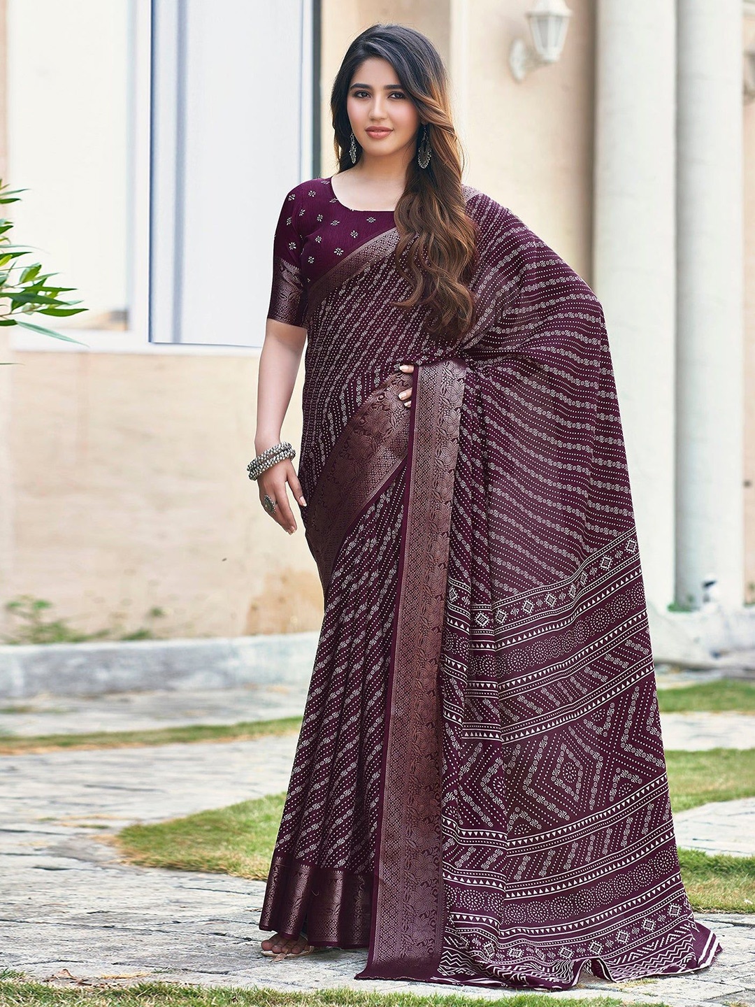 

SANJANA SILK Ethnic Motif Striped Chanderi Saree, Magenta