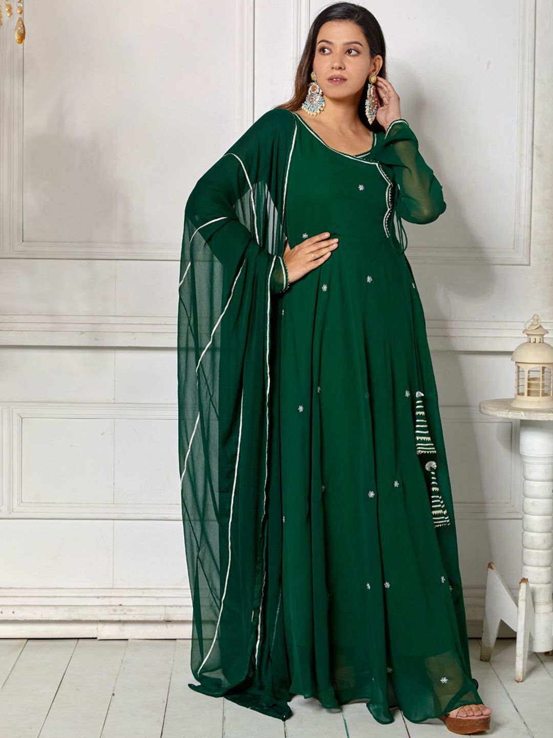 

NUD Floral Embroidered V-Neck Gotta Patti Georgette Anarkali Kurta With Dupatta, Green