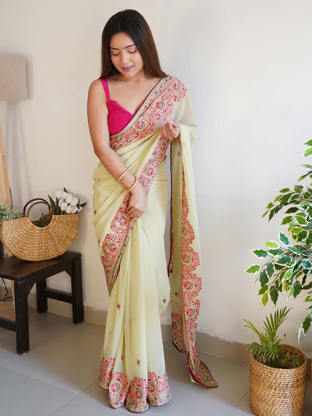 

VAMSEE Ethnic Motifs Embroidered Pure Georgette Saree, Lime green