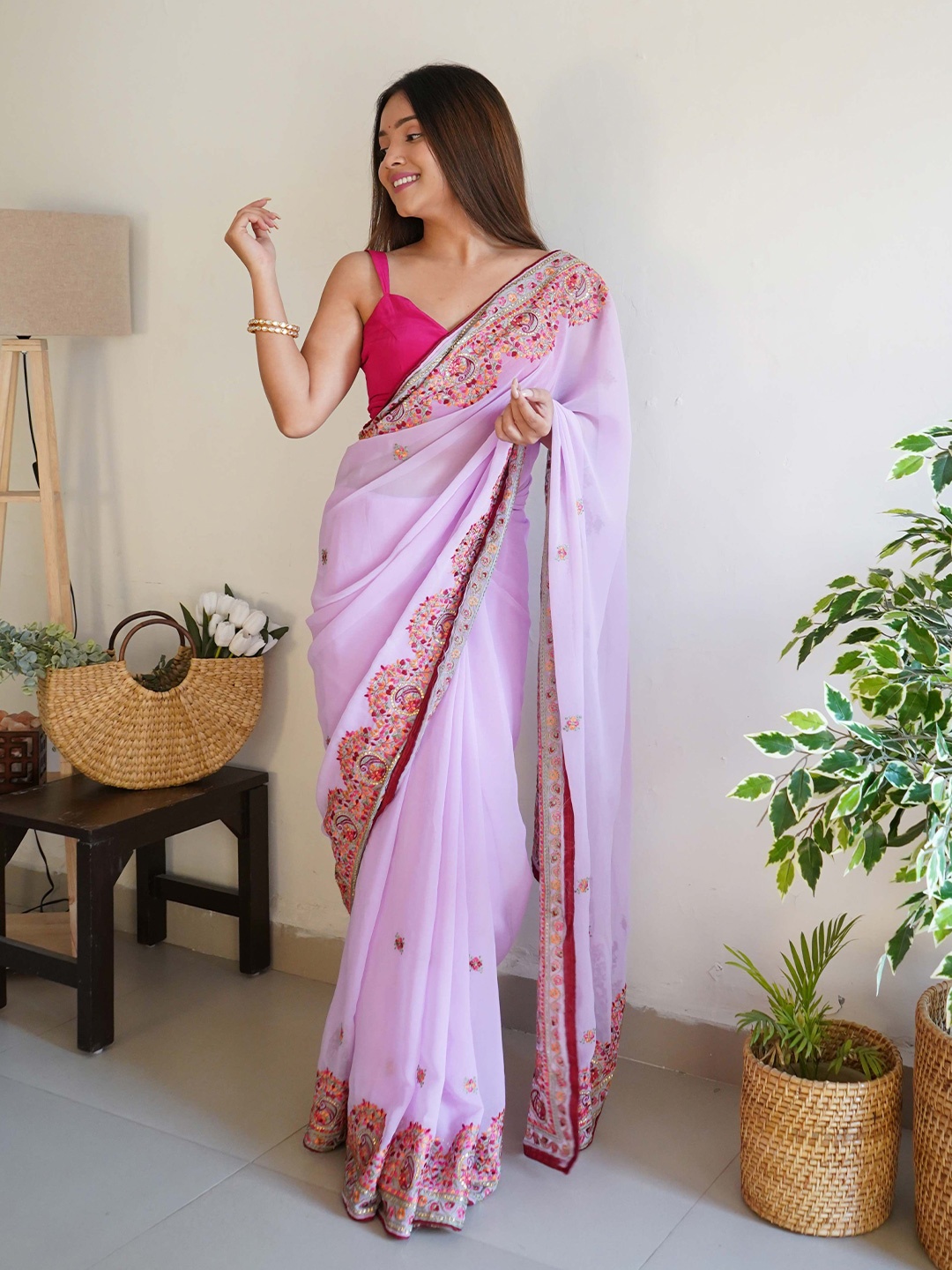 

VAMSEE Ethnic Motifs Embroidered Pure Georgette Saree, Lavender
