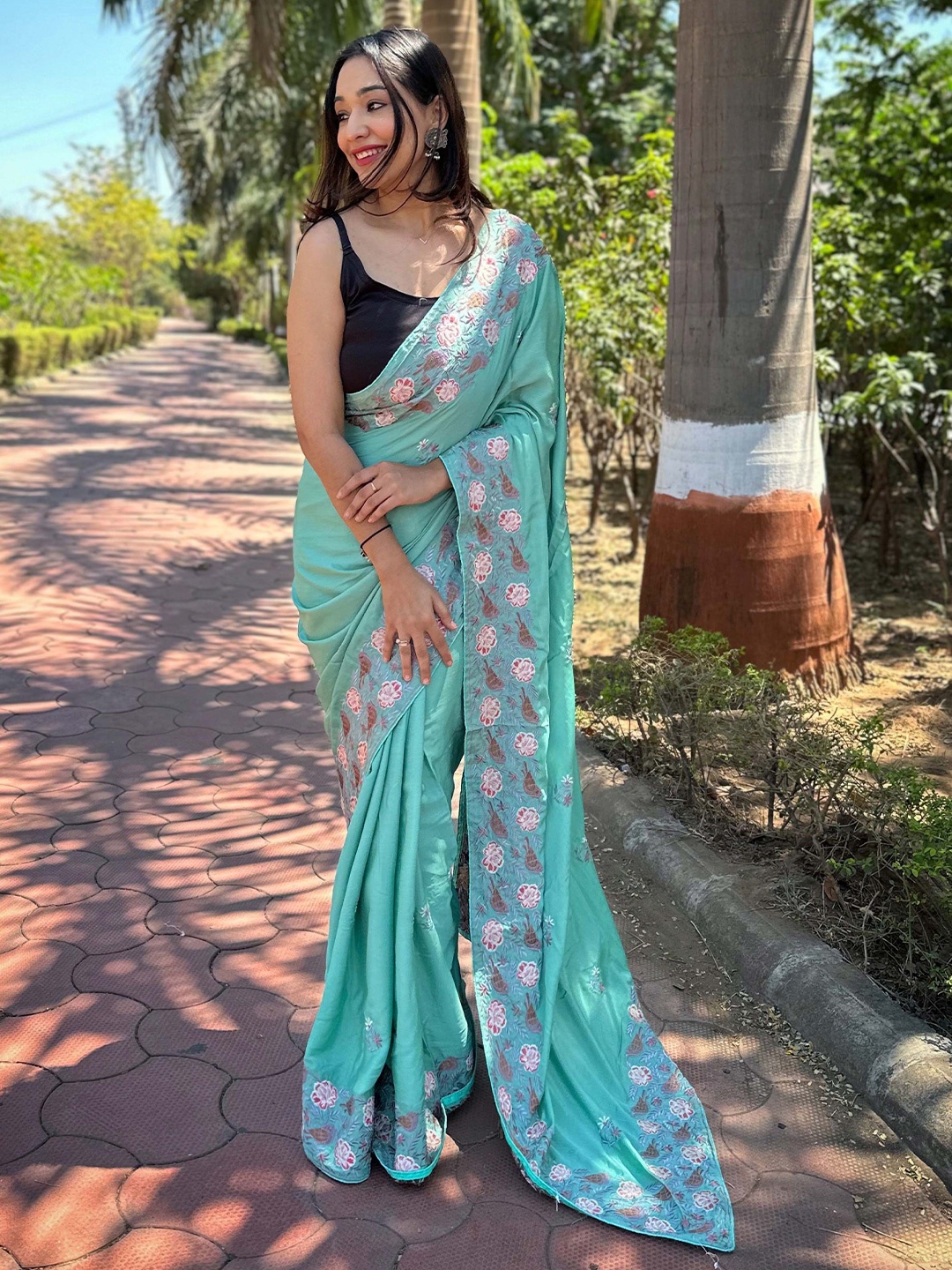 

VAMSEE Ethnic Motifs Embroidered Saree, Teal