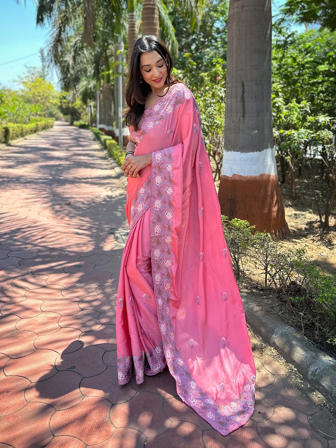 

VAMSEE Floral Embroidered Poly Chiffon Saree, Pink