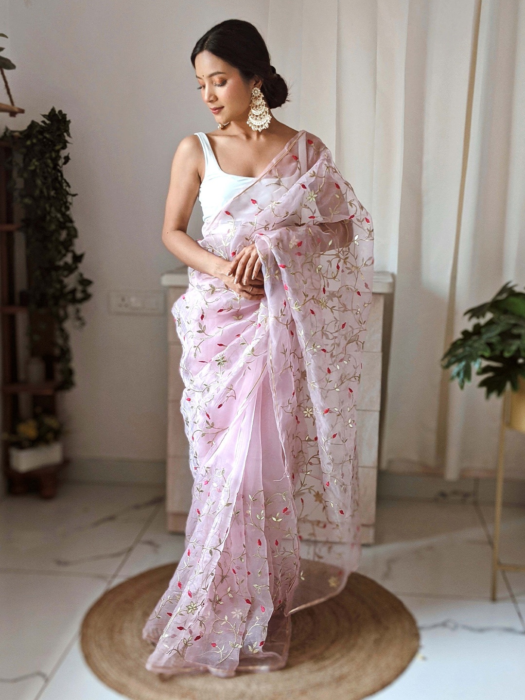 

VAMSEE Ethnic Motif Zari Embroidered Saree, Pink