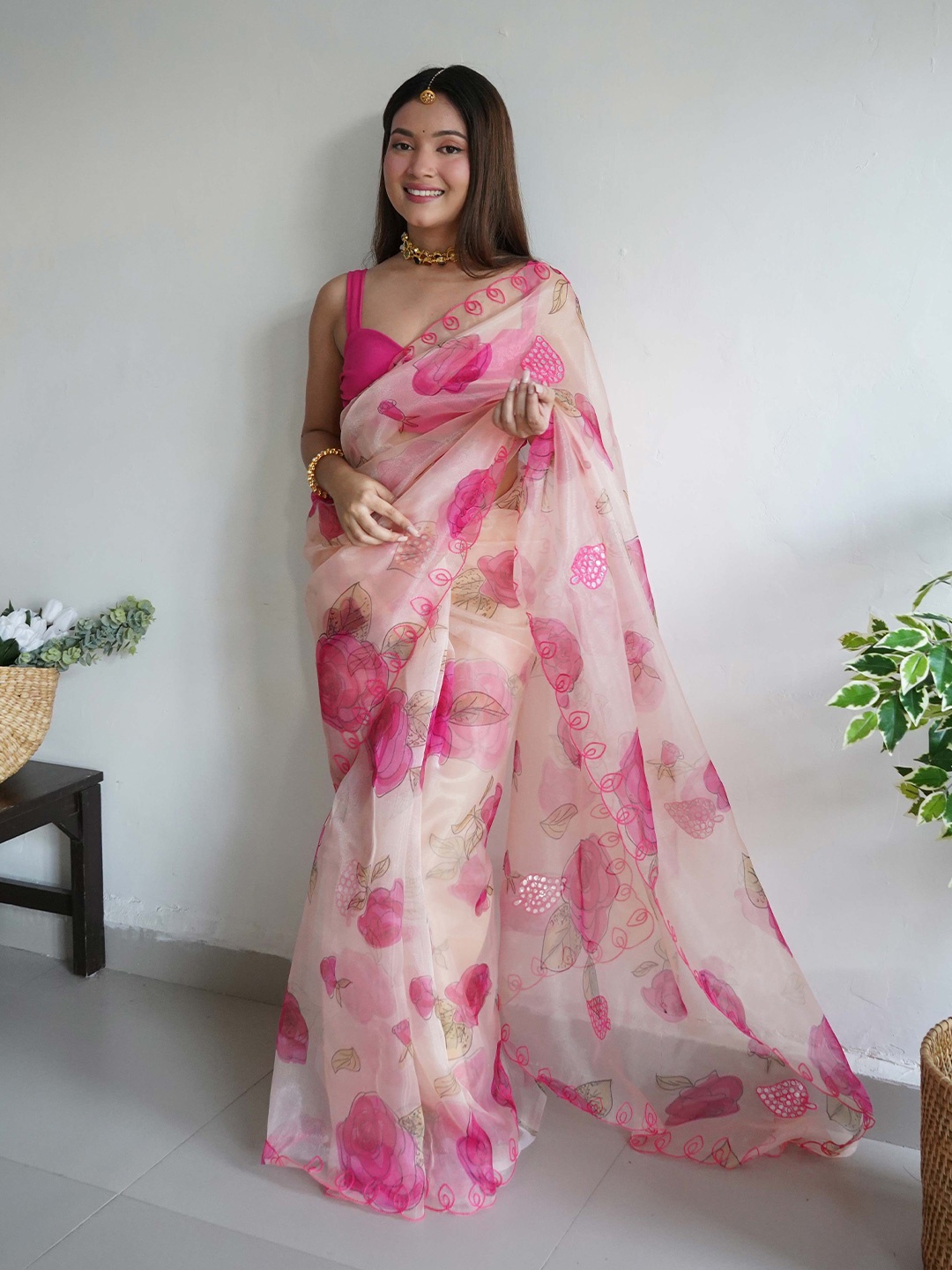 

VAMSEE Floral Mirror Work Organza Saree, Pink