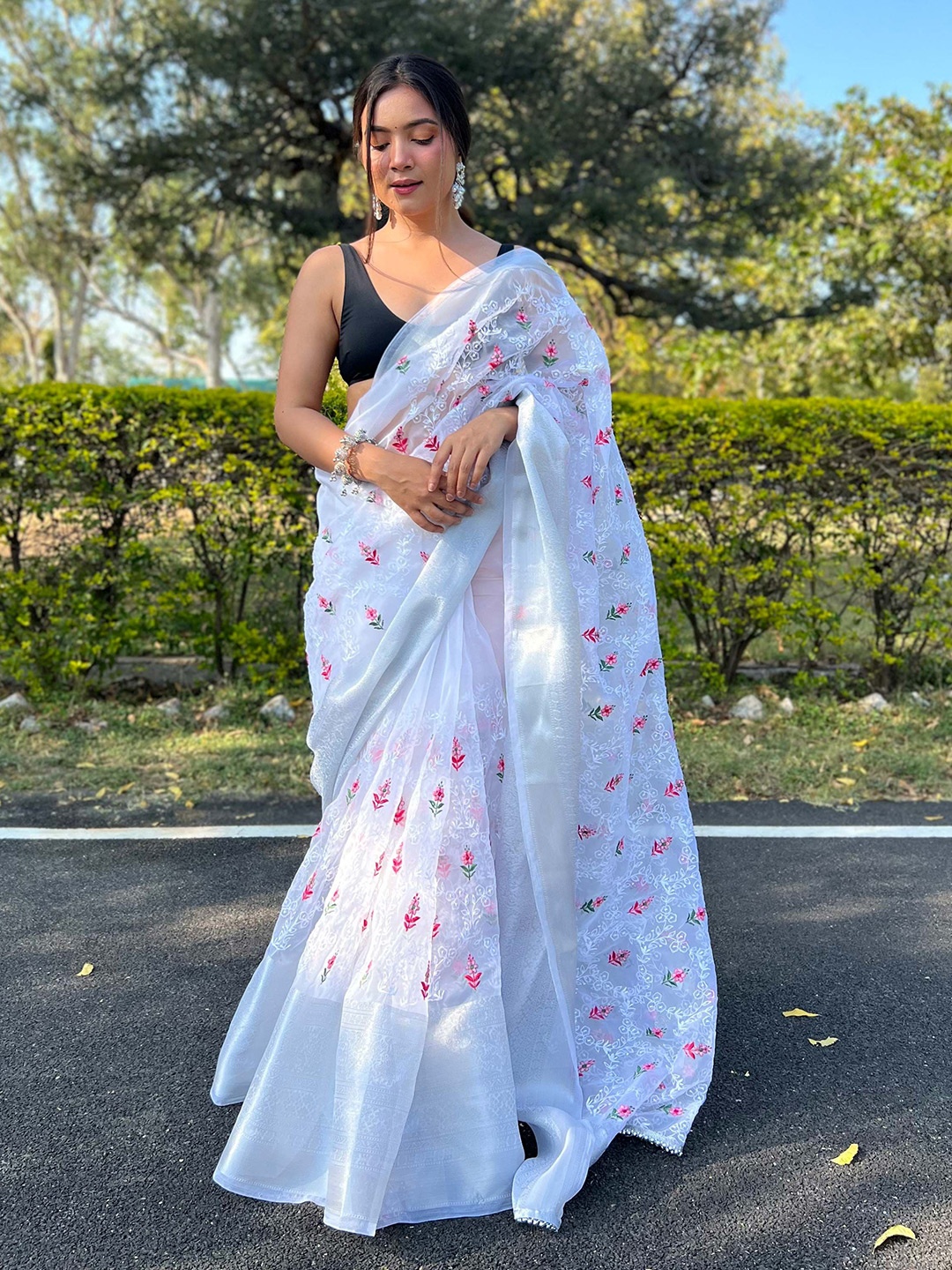 

VAMSEE Ethnic Motif Embroidered Zari Woven Saree, White