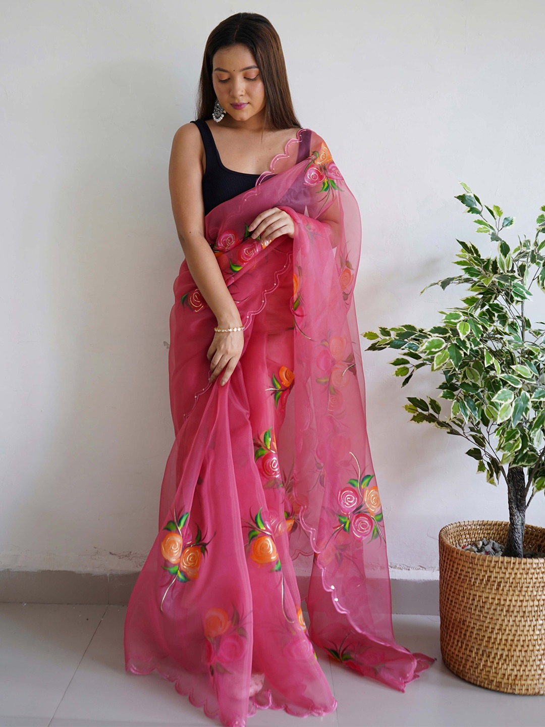 

VAMSEE Floral Sequinned Embroidered Saree, Pink