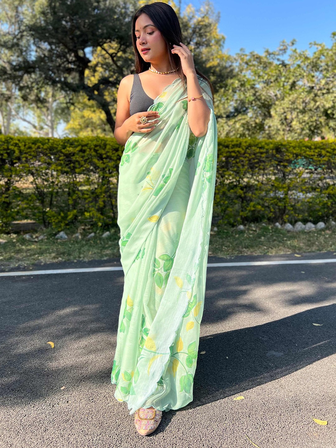 

VAMSEE Floral Embroidered Pure Chiffon Saree, Green