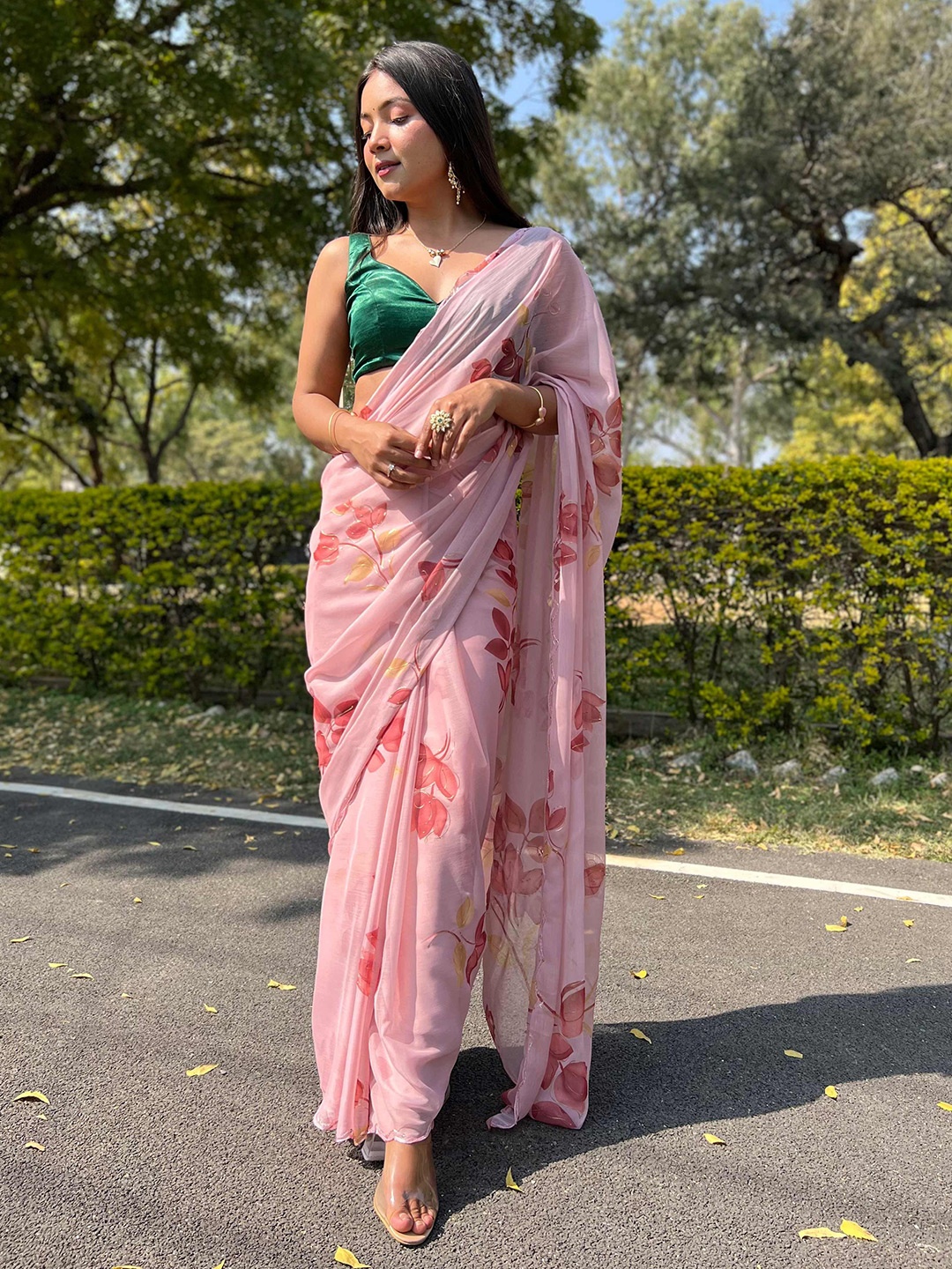 

VAMSEE Floral Embroidered Pure Chiffon Saree, Pink