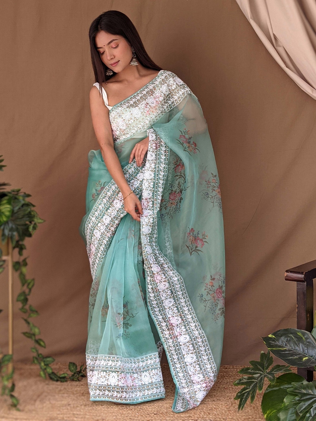 

VAMSEE Ethnic Motifs Embroidered Floral Saree, Sea green