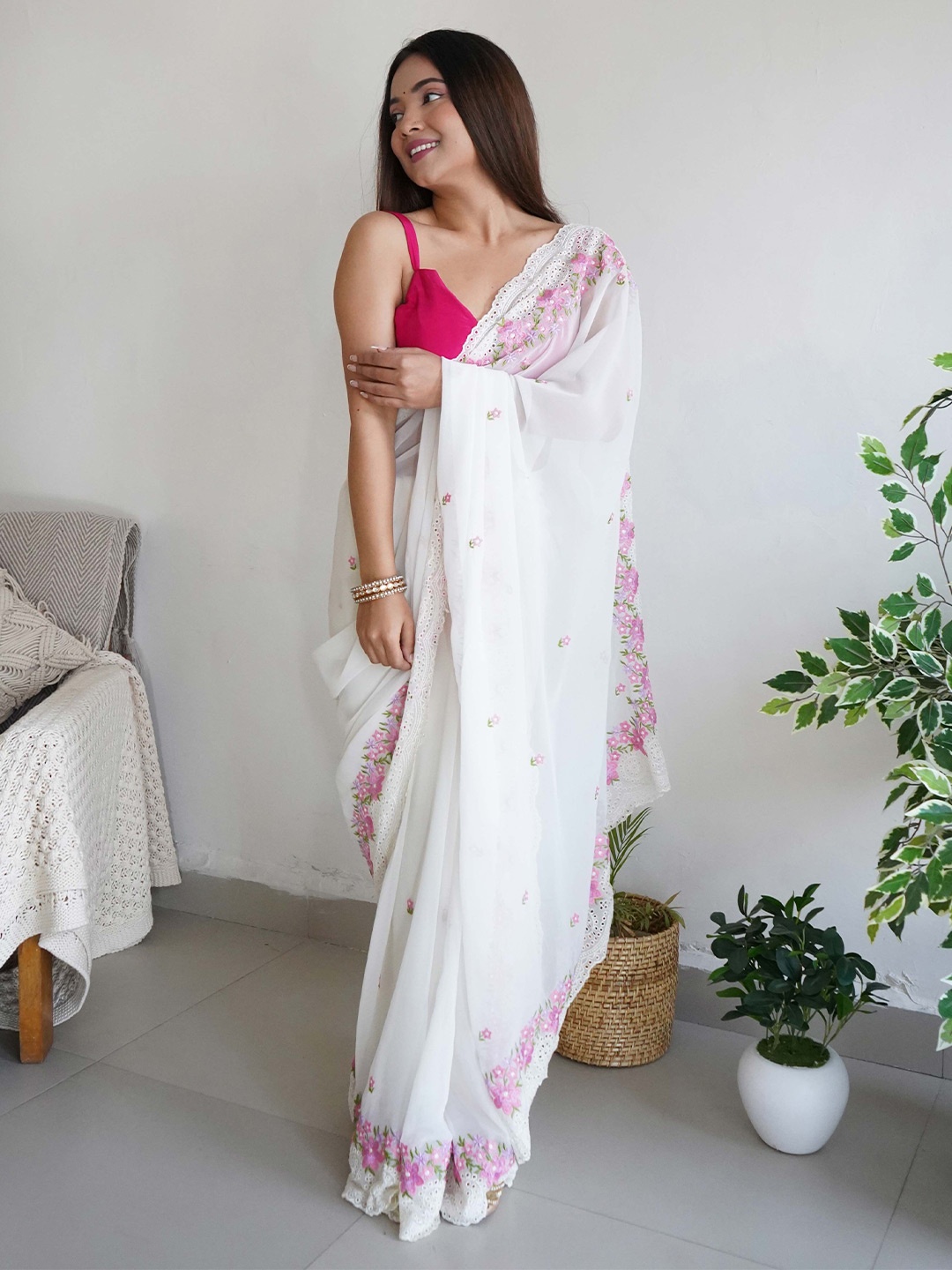

VAMSEE Ethnic Motif Embroidered Pure Georgette Saree, White
