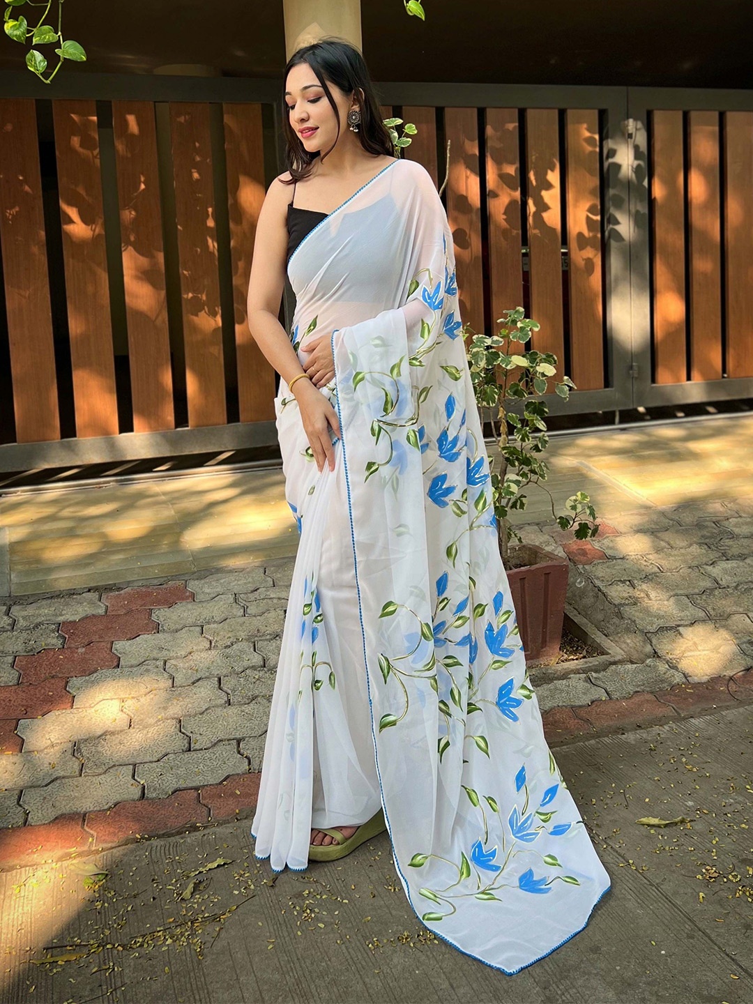VAMSEE Floral Printed Embroidered Saree, White