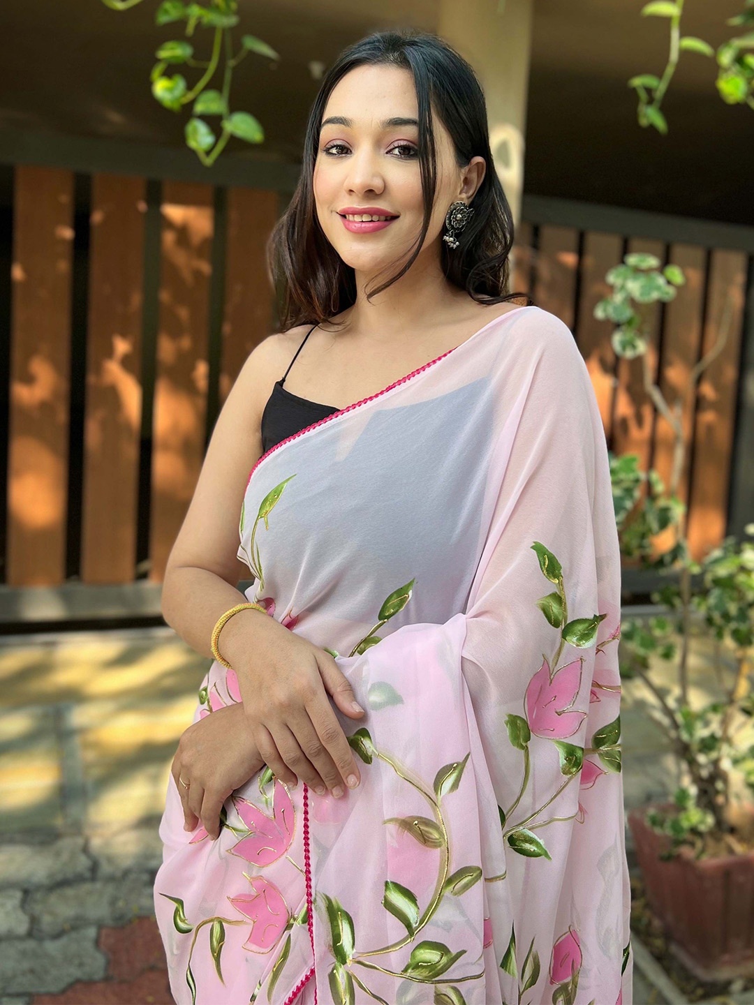 

VAMSEE Floral Embroidered Saree, Peach