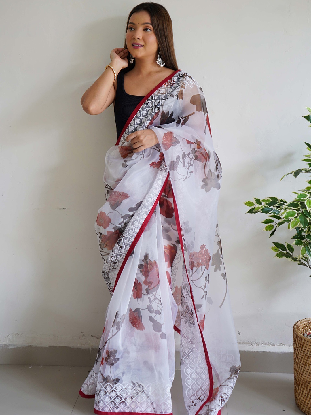 

VAMSEE Floral Embroidered Saree, White