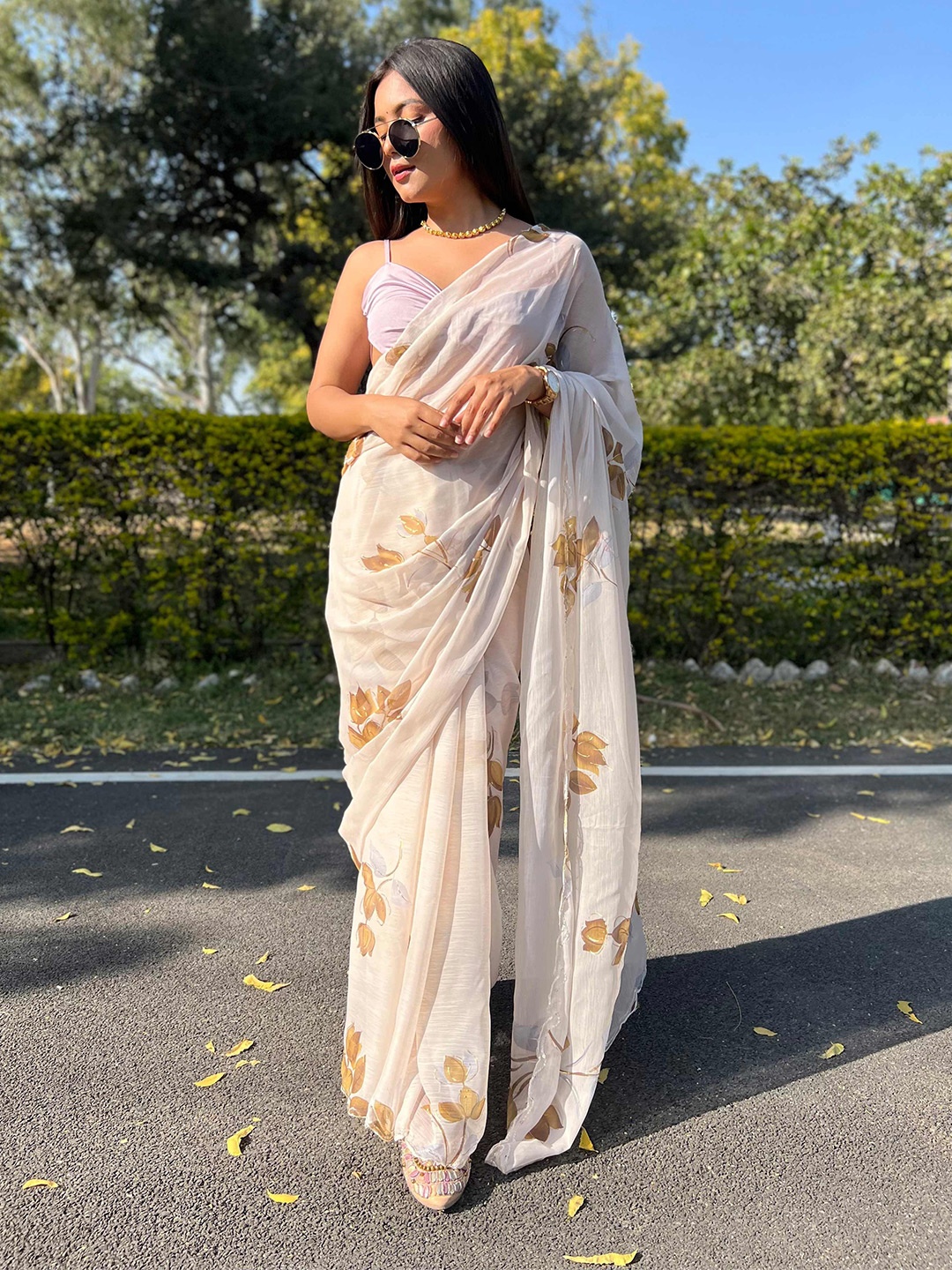 

VAMSEE Embroidered Floral Pure Chiffon Saree, Off white
