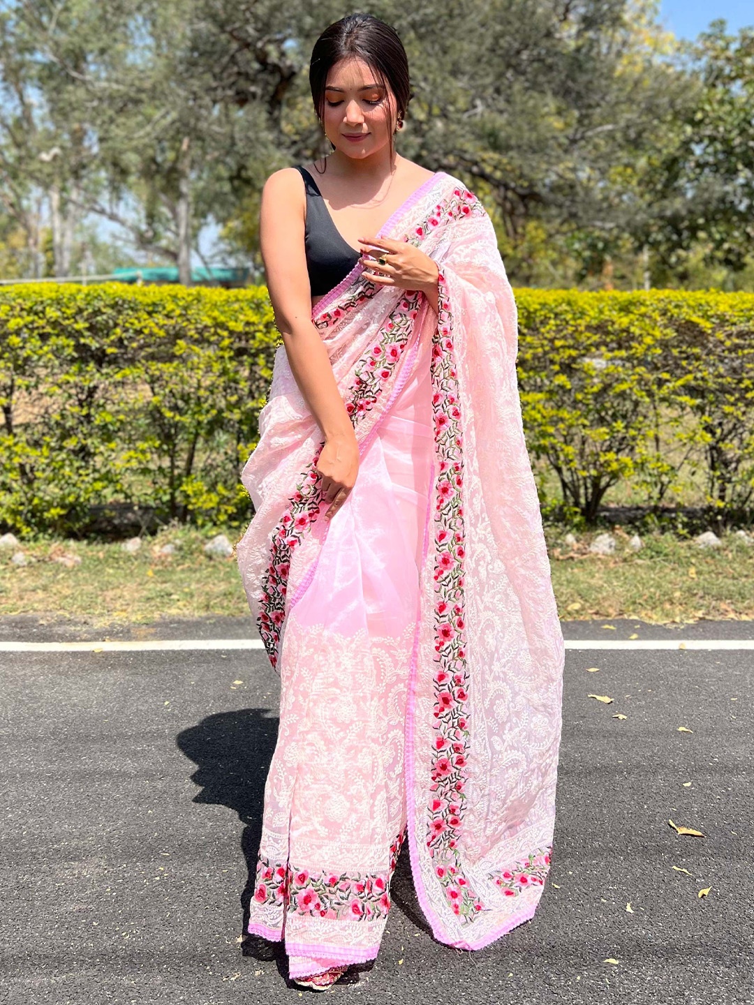 

VAMSEE Ethnic Motif Embroidered Saree, Pink