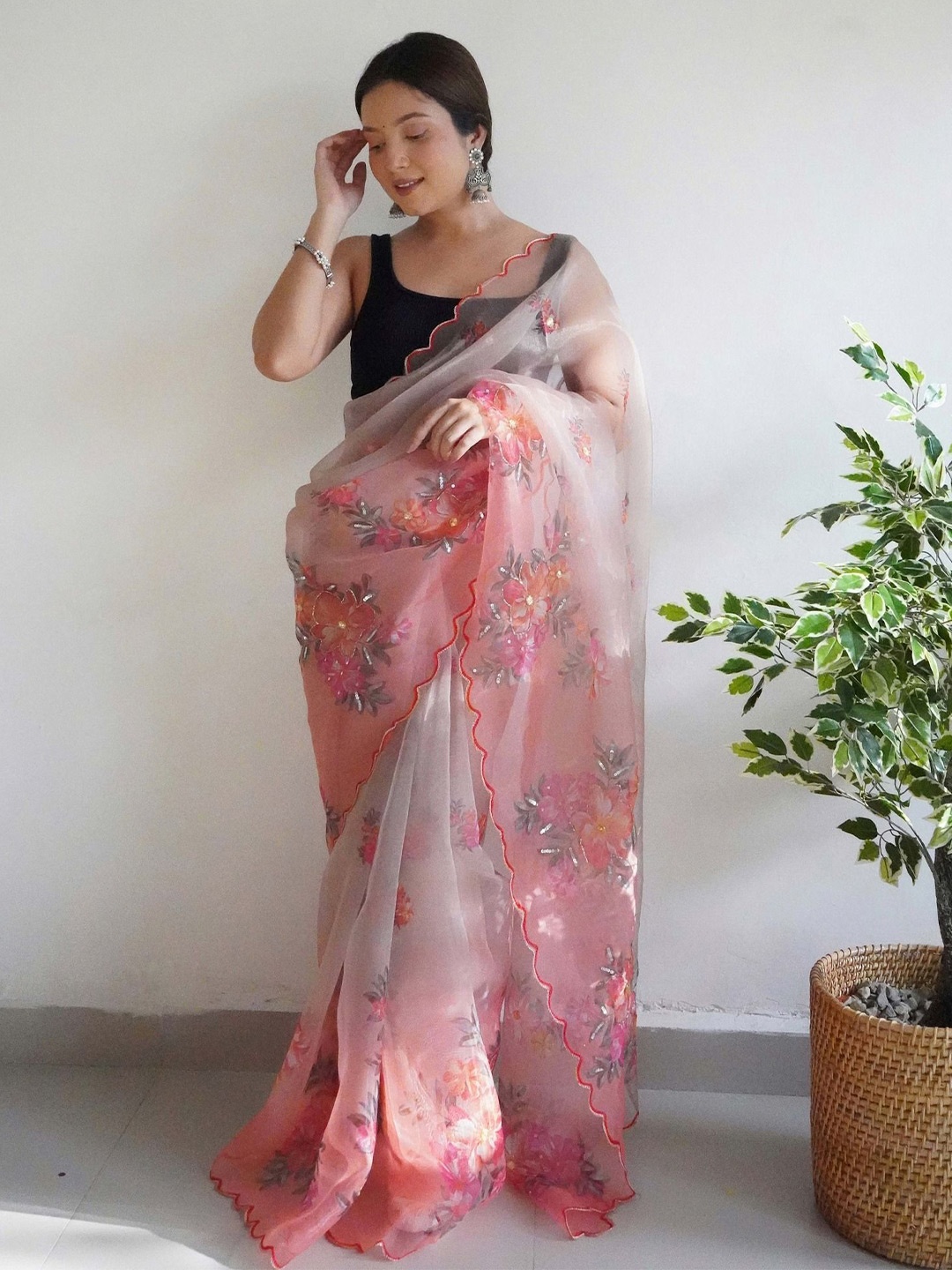 

VAMSEE Ethnic Motifs Sequinned Organza Saree, Off white