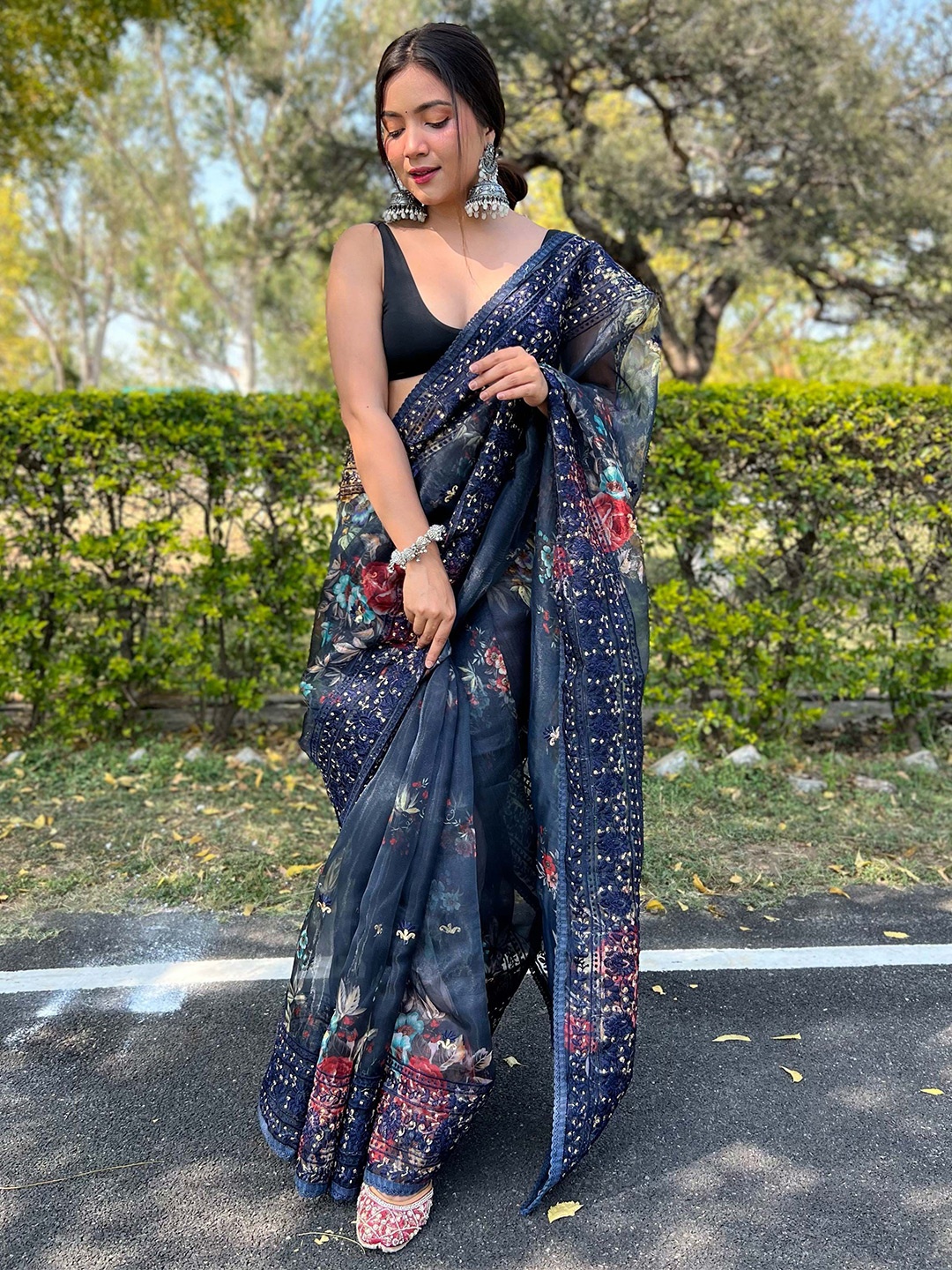

VAMSEE Floral Printed Embroidered Organza Saree, Navy blue