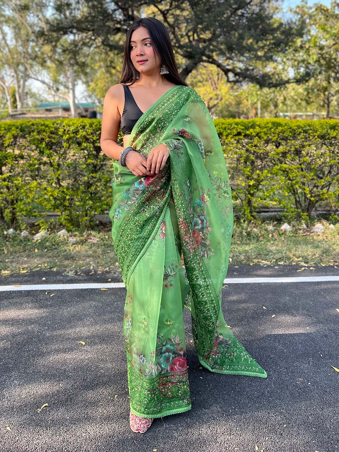 

VAMSEE Ethnic Motifs Embroidered Floral Saree, Green