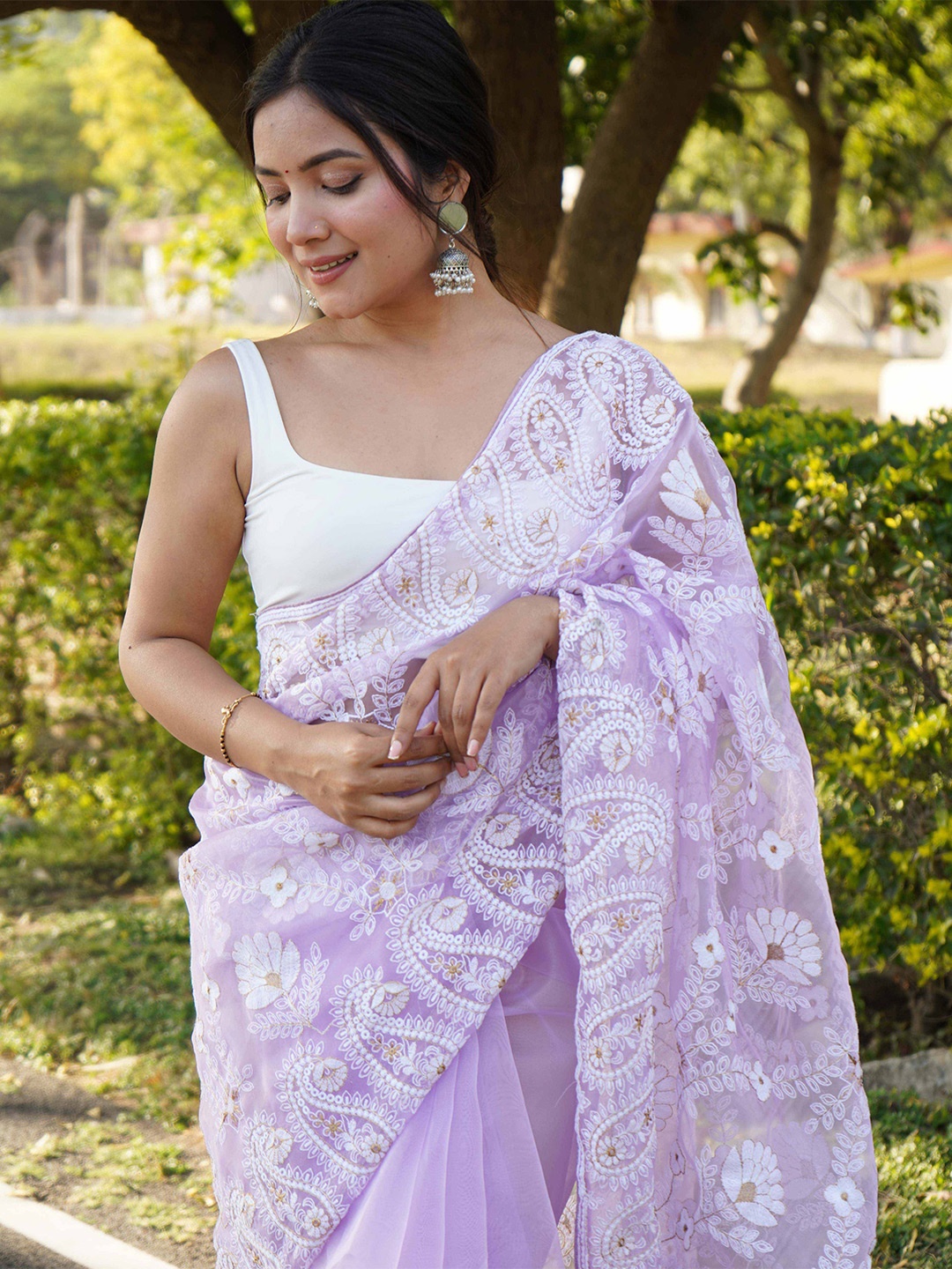 

VAMSEE Ethnic Motifs Embroidered Organza Saree, Lavender