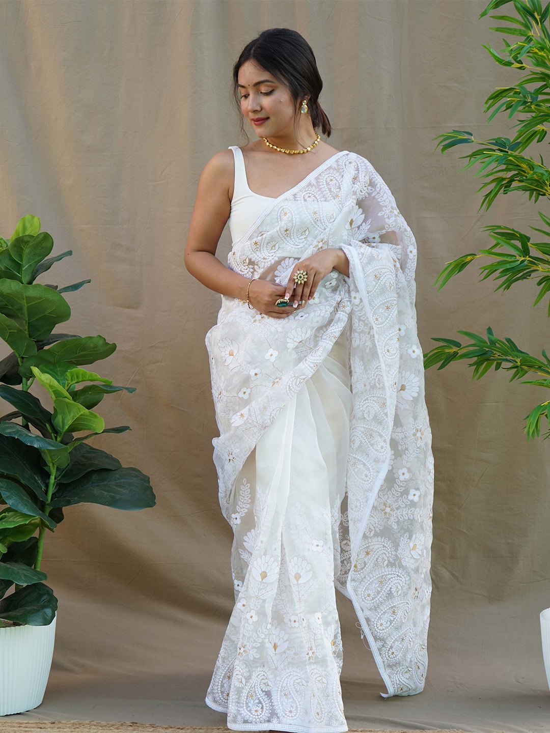 

VAMSEE Ethnic Motifs Embroidered Saree, White