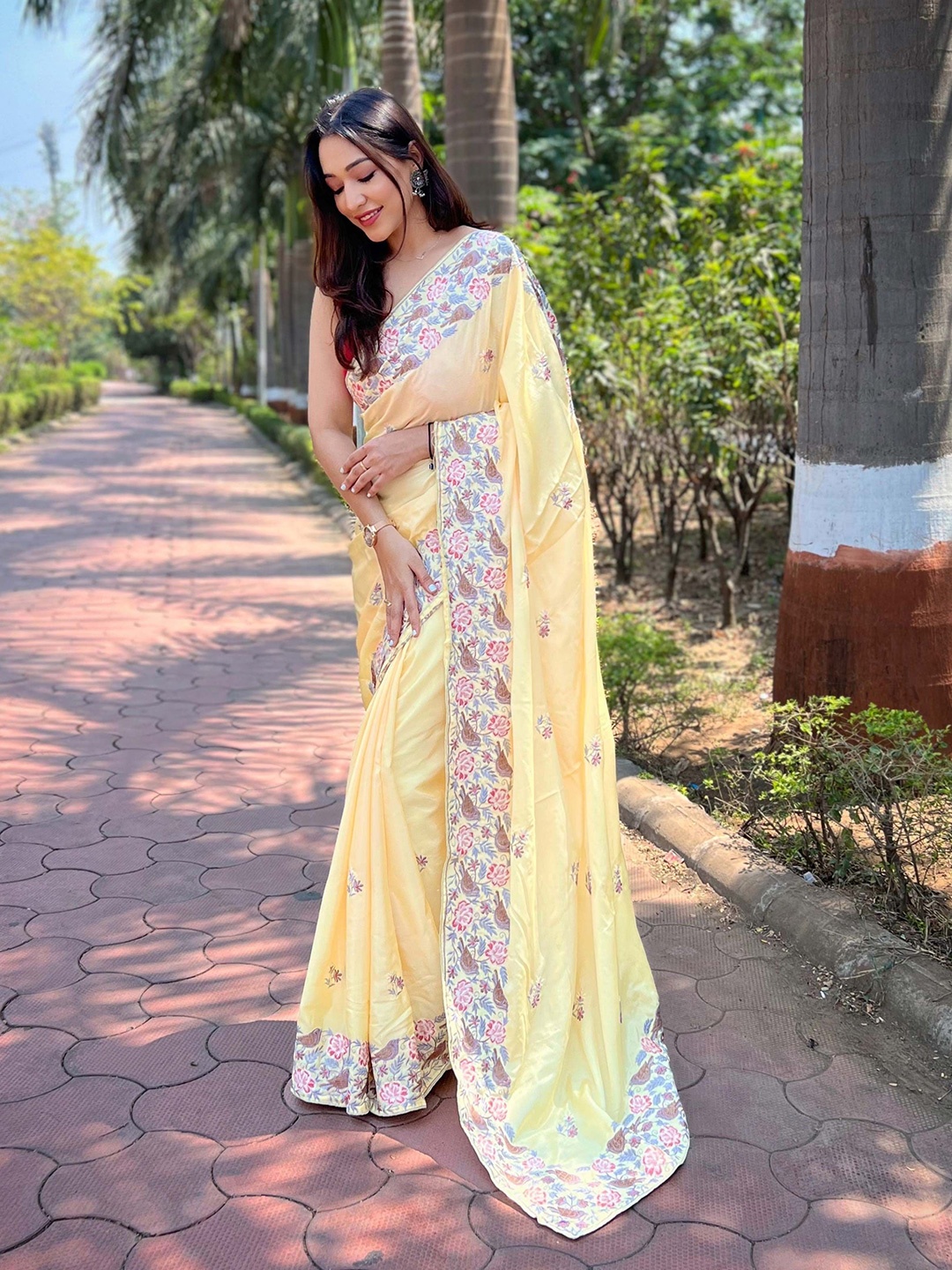

VAMSEE Ethnic Motifs Embroidered Poly Chiffon Saree, Yellow