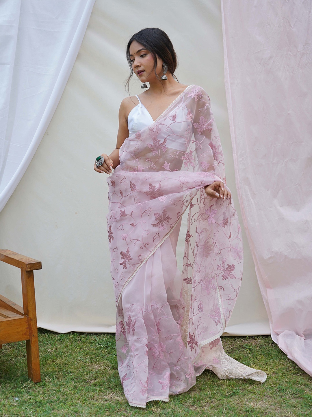 

VAMSEE Ethnic Motifs Embroidered Organza Saree, Pink