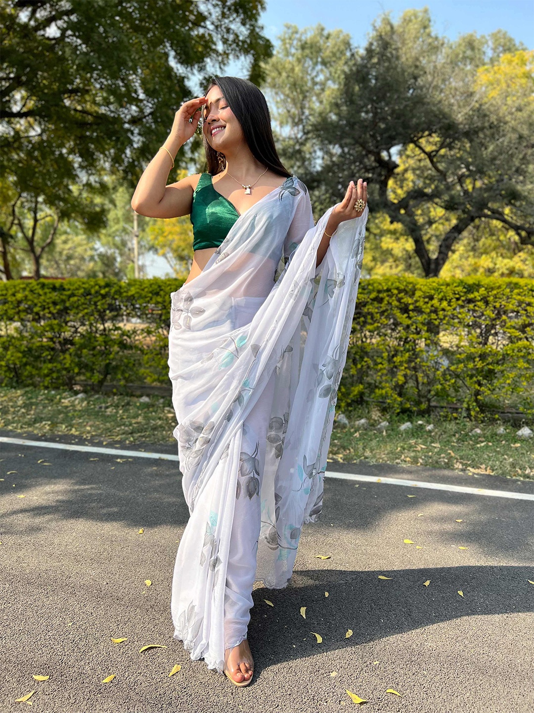 

VAMSEE Floral Printed Pure Chiffon Saree, White