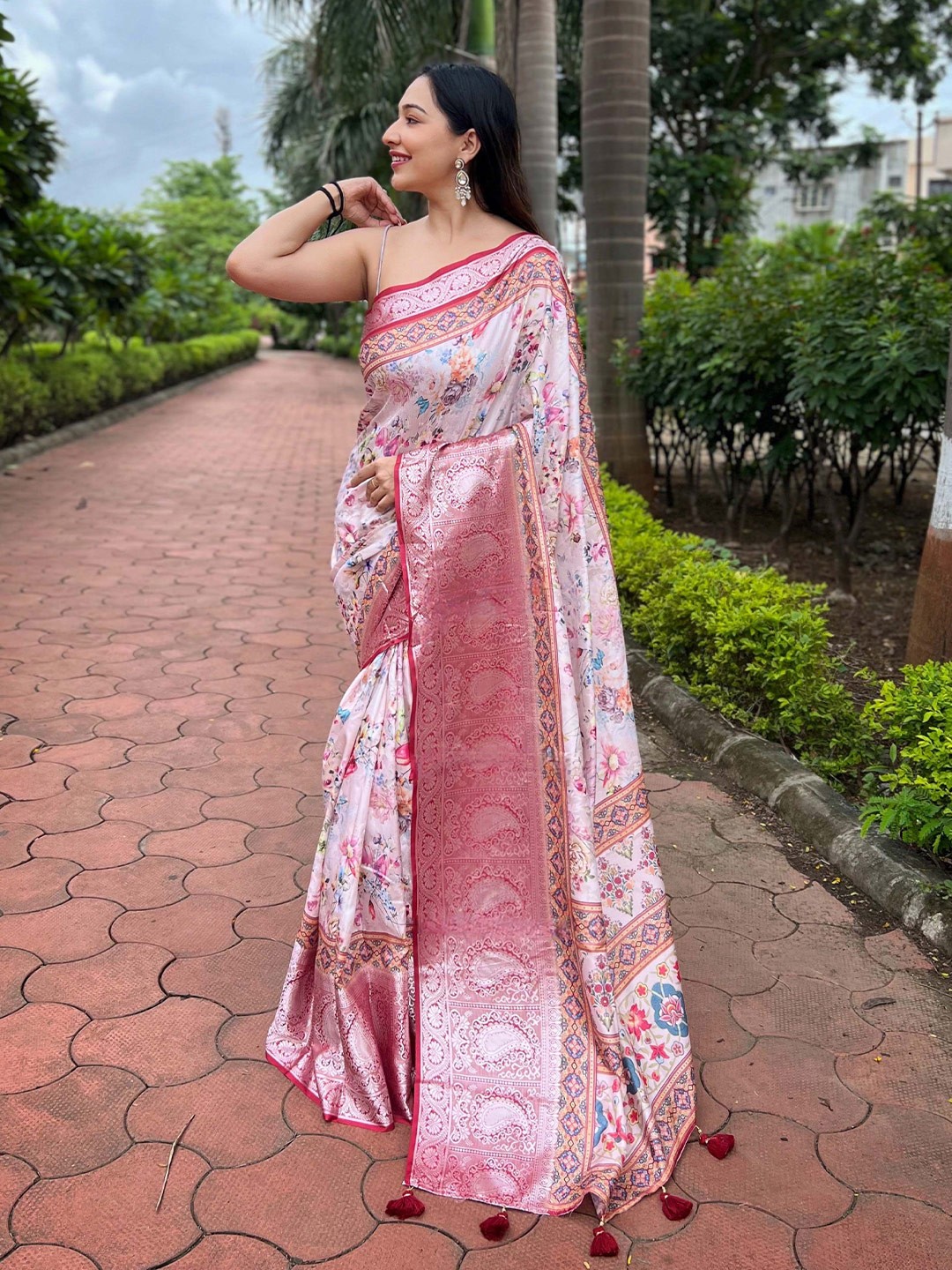 

VAMSEE Floral Zari Art Silk Saree, Lavender