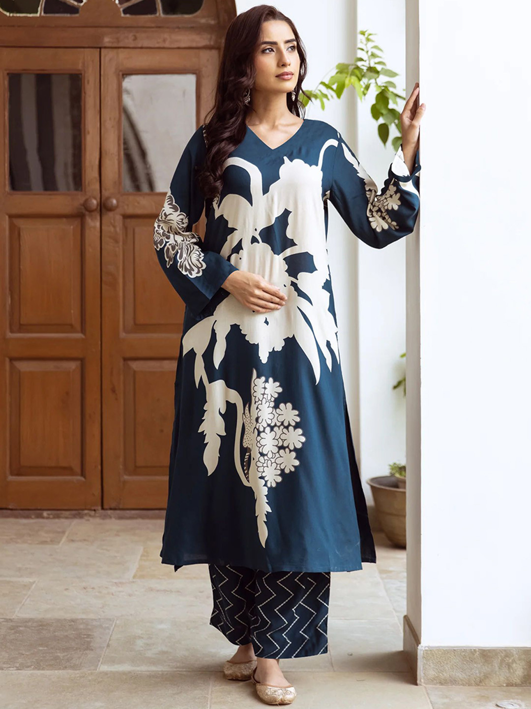 

Anni Designer Floral Printed V-Neck Straight Kurta With Trousers, Blue